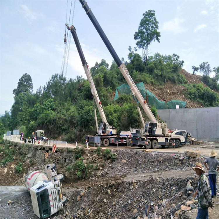 资溪县汽车掉沟里叫吊车救援要多少钱